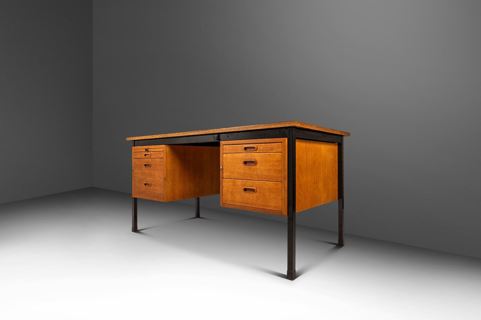 Herbert Hirche attributed Holzapfel oak executive desk with leather top: Herbert Hirche attributed Holzapfel oak executive desk with leather top Mid-Century Modern executive desk attributed to Herbert Hirche for Holzapfel, made in Germany circa the 1960s. This restored des