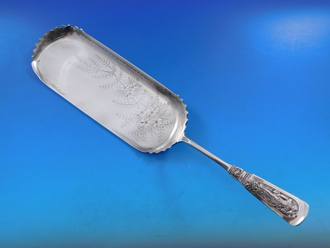 Gorham Fontainebleau Sterling Silver Crumber 12 Inch Bright-Cut Blade: Gorham Fontainebleau Sterling Silver Crumber 12 Inch Bright-Cut Blade This exquisite crumber is crafted from high-quality sterling silver, featuring the elegant Fontainebleau pattern by Gorham. With a