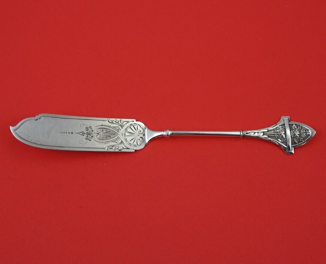 Gorham Ivy Sterling Silver Master Butter Knife 7 7/8 Inch Monogrammed: Gorham Ivy Sterling Silver Master Butter Knife 7 7/8 Inch Monogrammed This exquisite master butter knife features a bright-cut design and a flat handle, crafted from high-quality sterling silver. Part