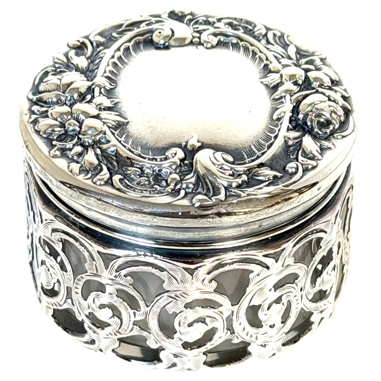 La Pierre sterling silver overlay cut glass vanity jar circa 1900: La Pierre sterling silver overlay cut glass vanity jar circa 1900 Rare American dresser jar by La Pierre Manufacturing Company, dating to circa 1900-1915. This piece features a repousse sterling silve