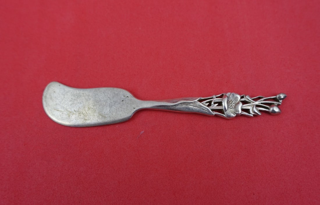 Shiebler Flora sterling silver buttercup pierced pate knife 4 5/8: Shiebler Flora sterling silver buttercup pierced pate knife 4 5/8 This is a sterling silver pate knife in the Flora pattern by Shiebler, featuring a buttercup pierced design. Made in the United States