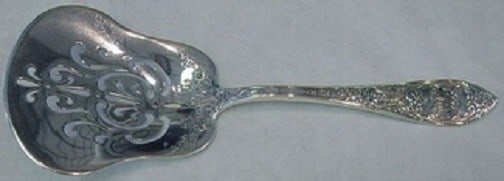 Durgin Wentworth 1822C Chased Sterling Silver Tomato Server Floral Design: Durgin Wentworth 1822C Chased Sterling Silver Tomato Server Floral Design This exquisite Wentworth 1822C Chased tomato server by Durgin features intricate floral designs on the shoulders, adding an el
