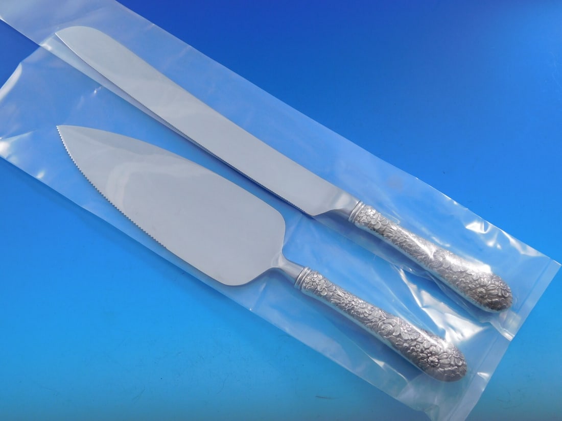 Alvin Bridal Bouquet Sterling Silver 2pc Wedding Cake Set: Alvin Bridal Bouquet Sterling Silver 2pc Wedding Cake Set This exquisite Bridal Bouquet wedding cake set by Alvin is crafted from high-quality sterling silver and features a custom-made hollow handle 