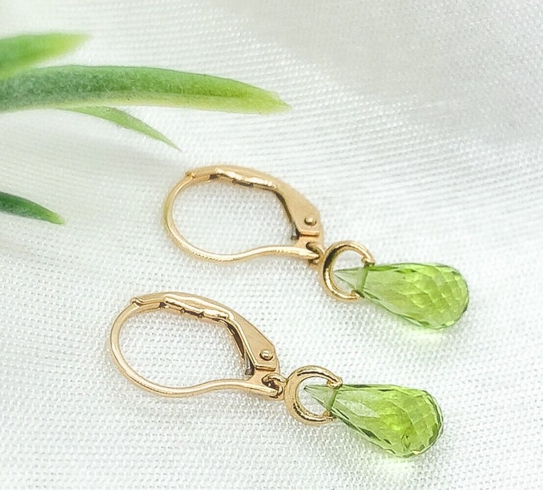 14k Gold 3.09ct Natural Peridot Dangle Earrings GIA Certified: 14k Gold 3.09ct Natural Peridot Dangle Earrings GIA Certified Elevate your accessory collection with these stunning 14k Gold Briolette Drop Earrings featuring genuine natural peridot stones. The earri