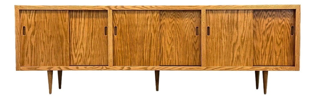 Mid Century Modern 1970s Oak Sideboard Credenza USA: Mid Century Modern 1970s Oak Sideboard Credenza USA This stunning mid-century modern oak sliding door credenza features elegant inset pulls and stylish tapered legs. Professionally refinished, this pi