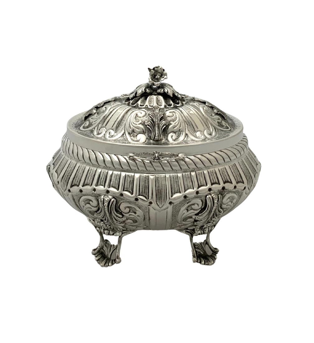 Handmade 925 Sterling Silver Floral Leaf Esrog Box 5.5" x 6": Handmade 925 Sterling Silver Floral Leaf Esrog Box 5.5" x 6" This exquisite Esrog box is crafted from fine 925 sterling silver, showcasing intricate handmade floral leaf applique designs. The box feat