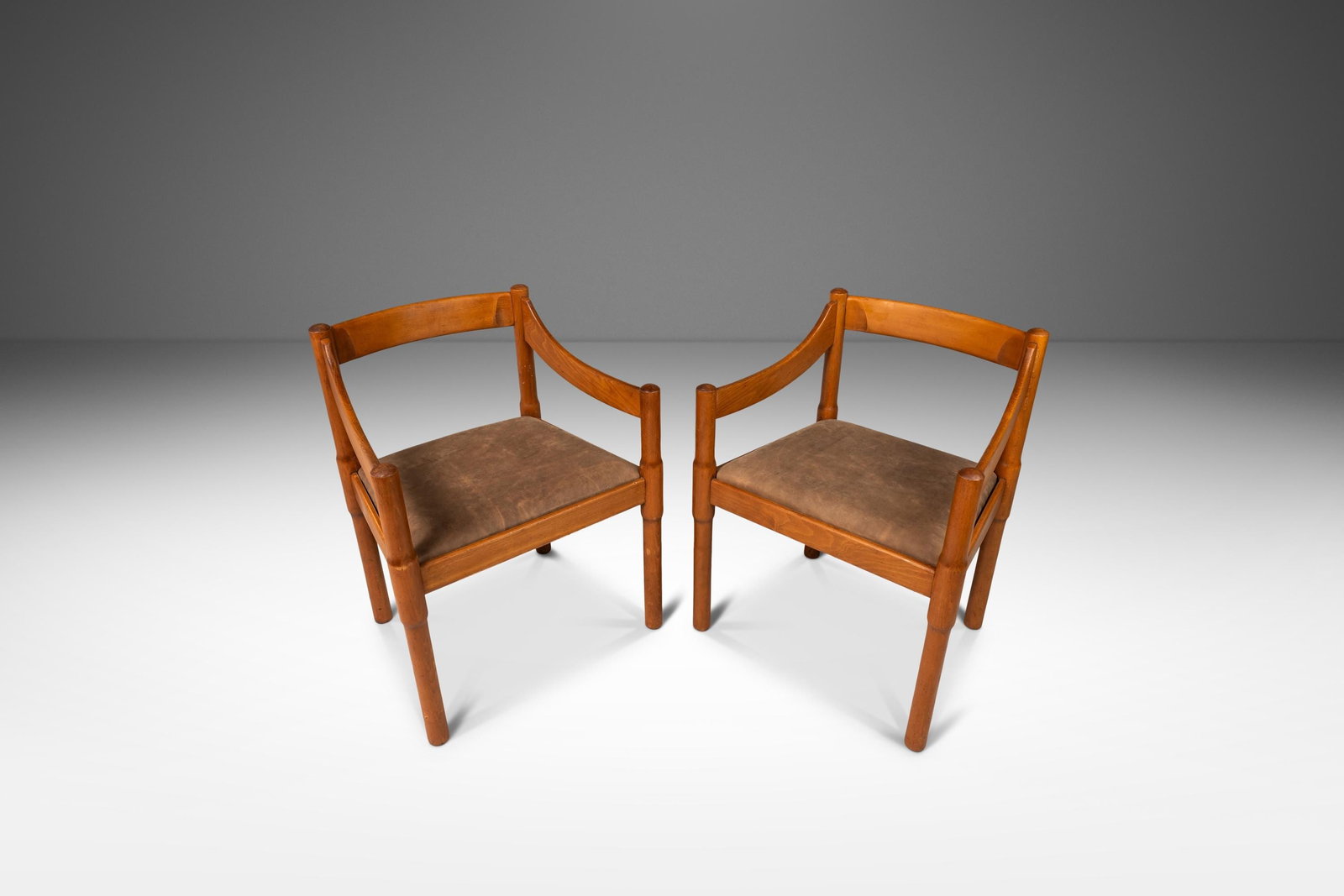 Set of 2 Vico Magistretti Carimate Chairs in Beech Leather 1960s: Set of 2 Vico Magistretti Carimate Chairs in Beech Leather 1960s Elevate your dining experience with this elegant set of two Italian Modern Model 892 'Carimate' chairs, designed by Vico Magistretti an