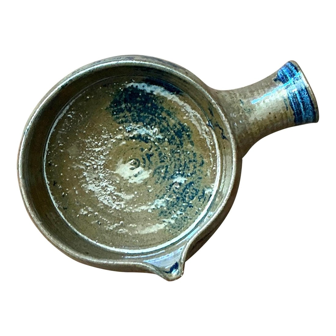 Handmade Stoneware Skillet Bowl With Blue Glaze and Handle Signed RW: Handmade Stoneware Skillet Bowl With Blue Glaze and Handle Signed RW This vintage studio pottery bowl is a handcrafted stoneware piece exemplifying the organic aesthetic of mid-to-late 20th century de