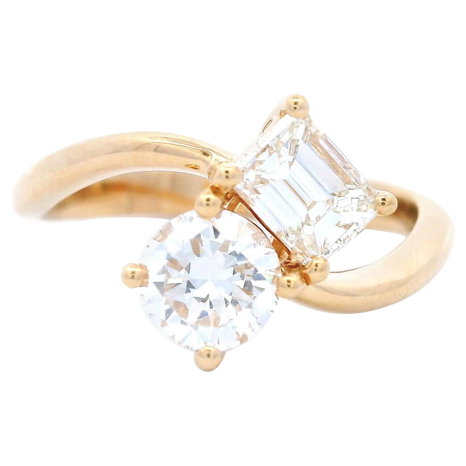 Toi Et Moi Ring 1.11ct GIA Diamonds 18k Gold: Toi Et Moi Ring 1.11ct GIA Diamonds 18k Gold Contemporary toi et moi ring in 18k yellow gold featuring one round brilliant diamond and one emerald-cut diamond, both GIA certified. The ring has an open
