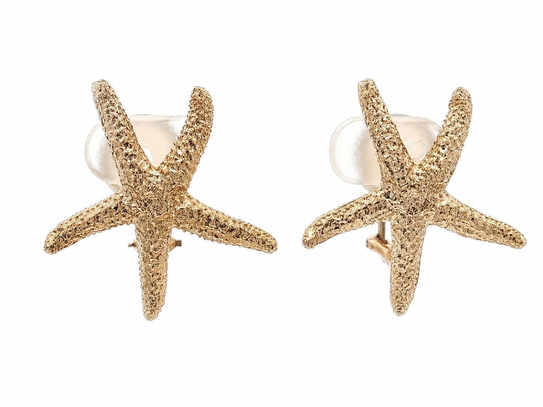 Large Textured Starfish Drop Earrings 14k Yellow Gold Clip On: Large Textured Starfish Drop Earrings 14k Yellow Gold Clip On Large starfish drop clip-on earrings crafted in solid 14k yellow gold with a detailed textured finish. These pre-owned earrings feature a 
