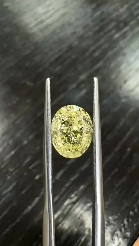 Loose Diamond - OVAL 2.68ct Yellow SI2: Loose Diamond - OVAL 2.68ct Yellow SI2 Source: Natural Shape: OVAL Carats: 2.68 Color: Yellow Certification: GIA Video: