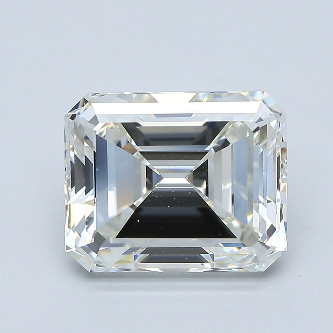 Loose Diamond - EMERALD 4.51ct J VS1: Loose Diamond - EMERALD 4.51ct J VS1 Source: Natural Mined Diamond Shape: EMERALD Carats: 4.51 Color: J Clarity: VS1 Certification: GIA Condition: Pre-Owned PLEASE NOTE: Framed, Large, or heavy items 