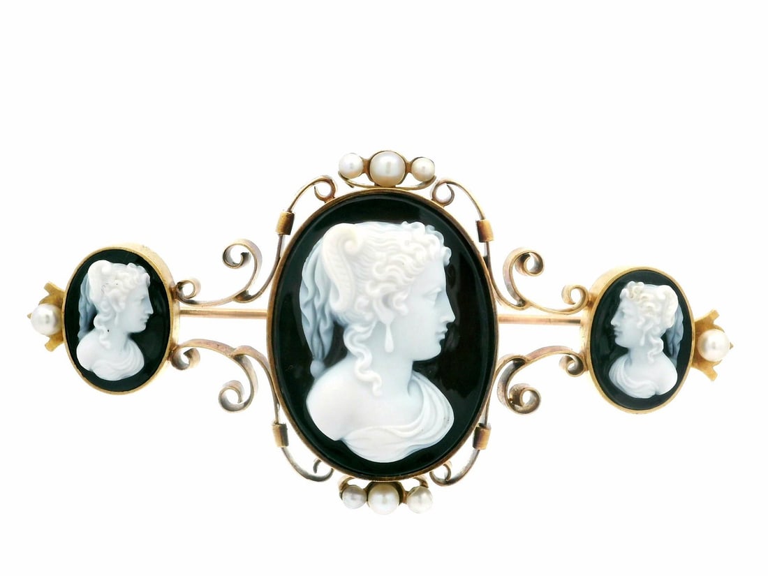 Antique Victorian 12K Yellow Gold Cameo Pearl Brooch Pin: Antique Victorian 12K Yellow Gold Cameo Pearl Brooch Pin This exquisite Antique Victorian brooch features a stunning design with three genuine hardstone cameos and cultured pearls. The central oval-cu