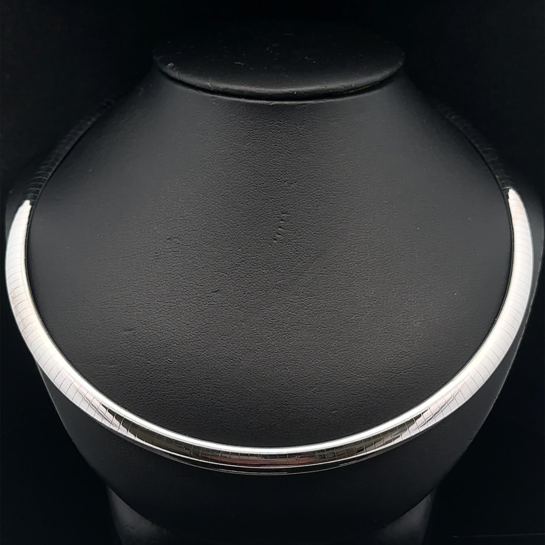 14k White Gold Omega Collar Necklace 18in Push Clasp: 14k White Gold Omega Collar Necklace 18in Push Clasp Pre-owned solid 14k white gold omega chain collar necklace with a polished omega link design and push clasp with safety latch. This women's necklac