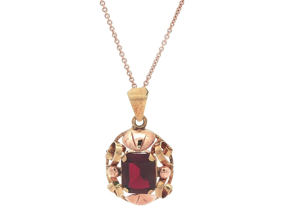 Vintage Retro 20" Rose Gold Garnet Pendant Necklace: Vintage Retro 20" Rose Gold Garnet Pendant Necklace This stunning vintage retro necklace features a beautiful natural garnet pendant set in solid 13-14k green and rose gold. The pendant showcases a re