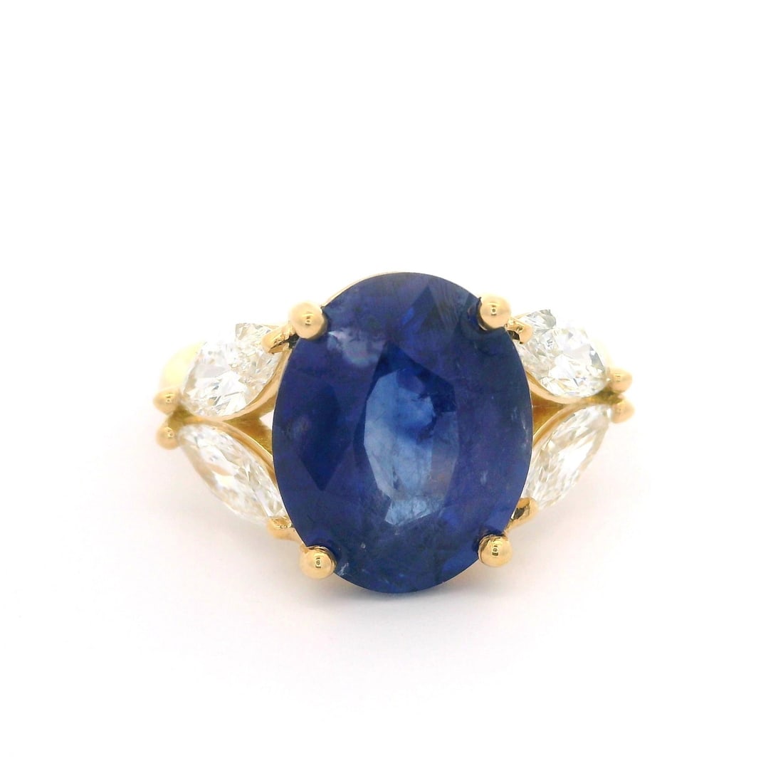 Elegant 18k Yellow Gold GIA 7.74ct Oval Sapphire & Diamond Ring: Elegant 18k Yellow Gold GIA 7.74ct Oval Sapphire & Diamond Ring This exquisite cocktail ring features a stunning oval sapphire at its center, weighing 6.53 carats. The sapphire is accompanied by four 