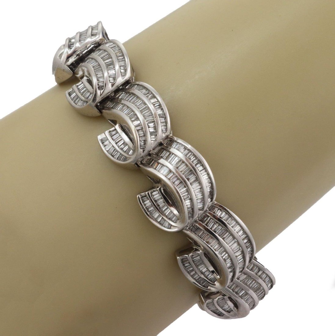 14k White Gold Diamond Swirl Link Bracelet 10 Carats 8 Inch: 14k White Gold Diamond Swirl Link Bracelet 10 Carats 8 Inch This stunning bracelet features a large link design crafted from 14k white gold, showcasing a polished finish. The bracelet is adorned with 