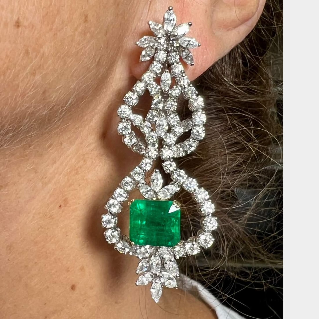 18K White Gold Chandelier Earrings with Colombian Emeralds and Diamonds: 18K White Gold Chandelier Earrings with Colombian Emeralds and Diamonds Pre-owned chandelier earrings crafted in 18K white gold, featuring Colombian emeralds accented by round and marquise diamonds. T