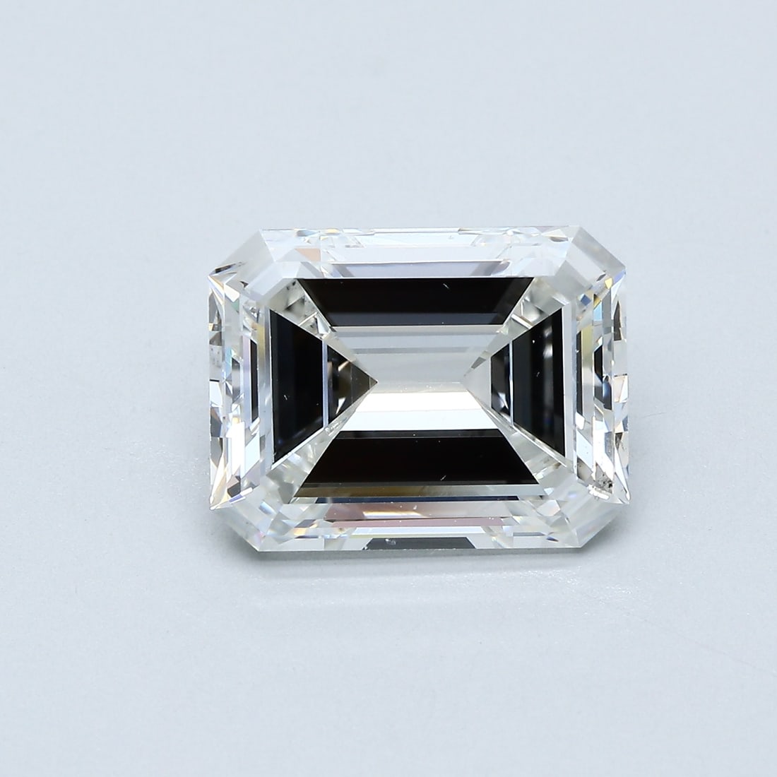 Loose Diamond - EMERALD 5.02ct H VS2: Loose Diamond - EMERALD 5.02ct H VS2 Source: Natural Mined Diamond Shape: EMERALD Carats: 5.02 Color: H Clarity: VS2 Certification: GIA Condition: Pre-Owned PLEASE NOTE: Framed, Large, or heavy items 