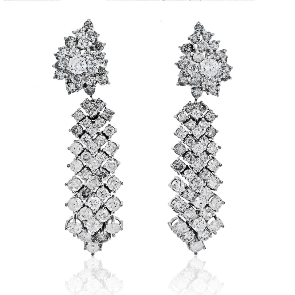 Round Diamond Drop Earrings in 14K White Gold 20 Cts: Round Diamond Drop Earrings in 14K White Gold 20 Cts Pre-owned 14K white gold hanging drop earrings set with an exact total diamond weight of 20 carats. Designed with round diamonds and a sparkling cl