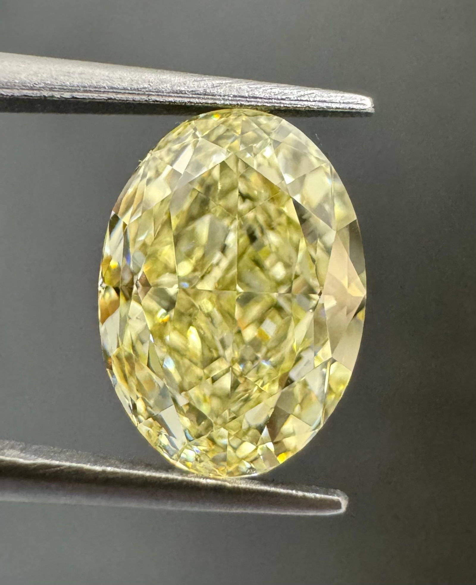 Loose Diamond - OVAL 2.1ct Fancy Light Yellow VVS1: Loose Diamond - OVAL 2.1ct Fancy Light Yellow VVS1 Source: Natural Shape: OVAL Carats: 2.1 Color: Fancy Light Yellow Certification: GIA Video:
