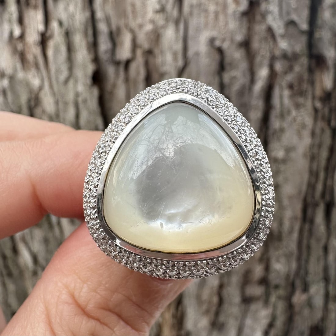 Di Modolo Triadra White Gold Ring With Mother of Pearl and Diamonds: Di Modolo Triadra White Gold Ring With Mother of Pearl and Diamonds This Di Modolo Milano Triadra ring is crafted from solid 18k white gold and features a rounded triangular bezel-set natural mother o