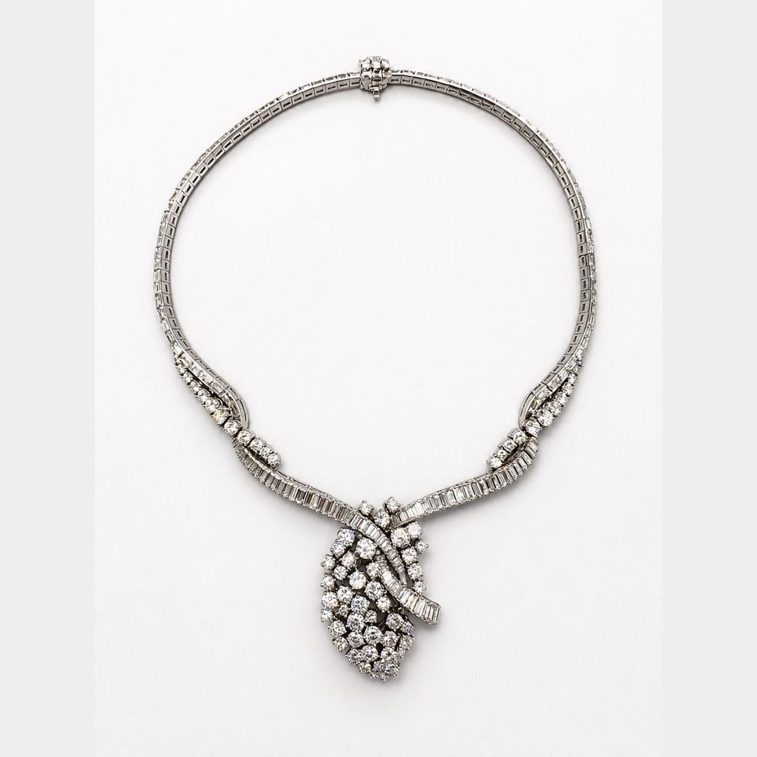 Platinum Diamond Necklace Art Deco Style 32.50 Ct 16 In: Platinum Diamond Necklace Art Deco Style 32.50 Ct 16 In Art Deco platinum diamond necklace set with baguette and round diamonds. The piece has a total approximate diamond weight of 32.50 ct and is pre