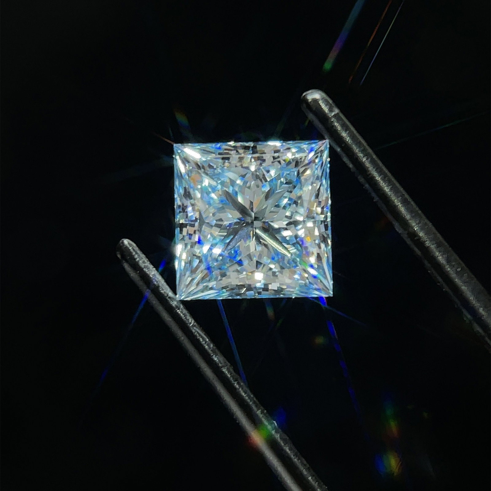 Loose Diamond - PRINCESS 2.04ct Fancy Intense Blue VS2: Loose Diamond - PRINCESS 2.04ct Fancy Intense Blue VS2 Source: This is a real non-mined Diamond that has been grown in a lab Shape: PRINCESS Carats: 2.04 Color: Fancy Intense Blue Certification: IGI V