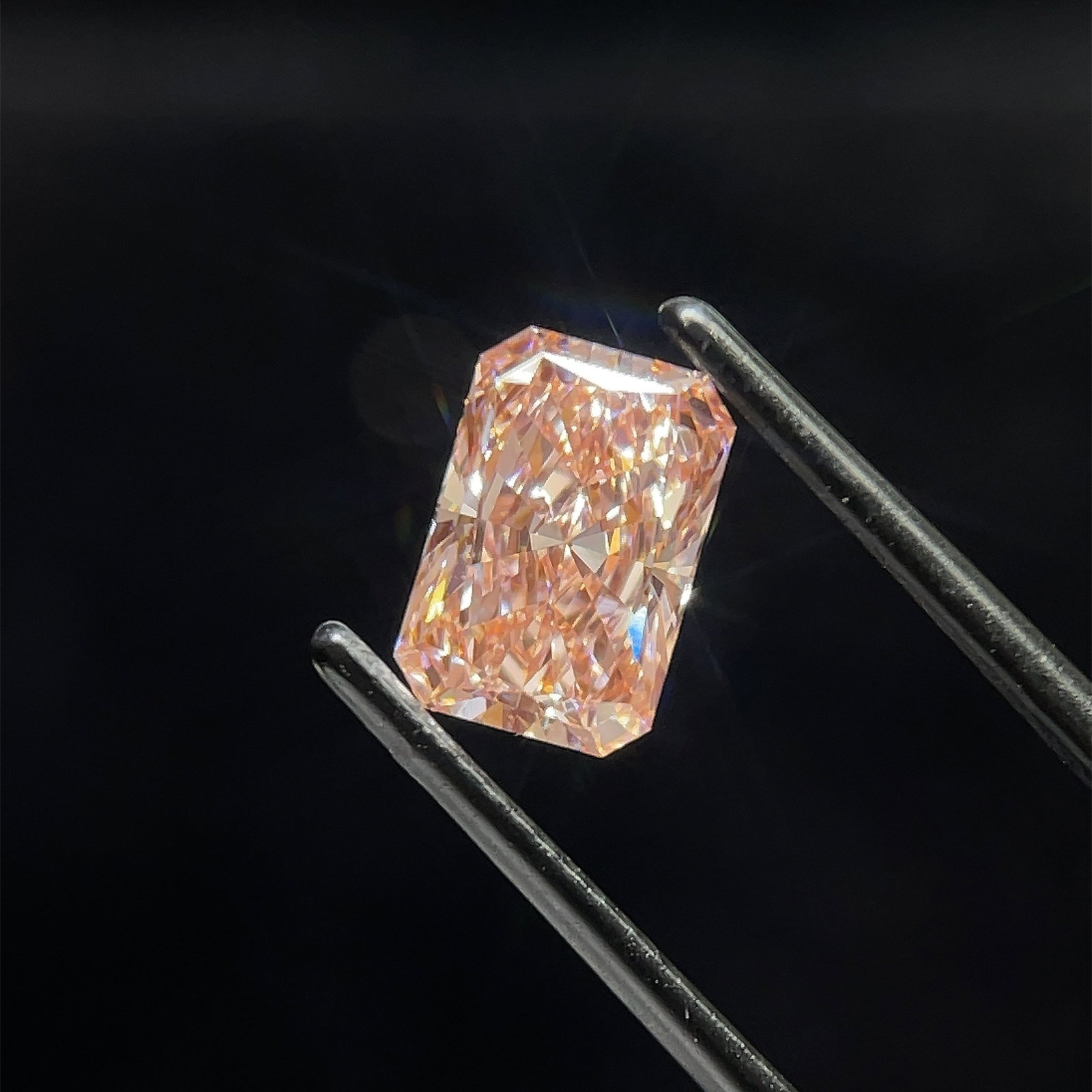 Loose Diamond - RADIANT 1.78ct Fancy Vivid Pink VS1: Loose Diamond - RADIANT 1.78ct Fancy Vivid Pink VS1 Source: This is a real non-mined Diamond that has been grown in a lab Shape: RADIANT Carats: 1.78 Color: Fancy Vivid Pink Certification: IGI Video: