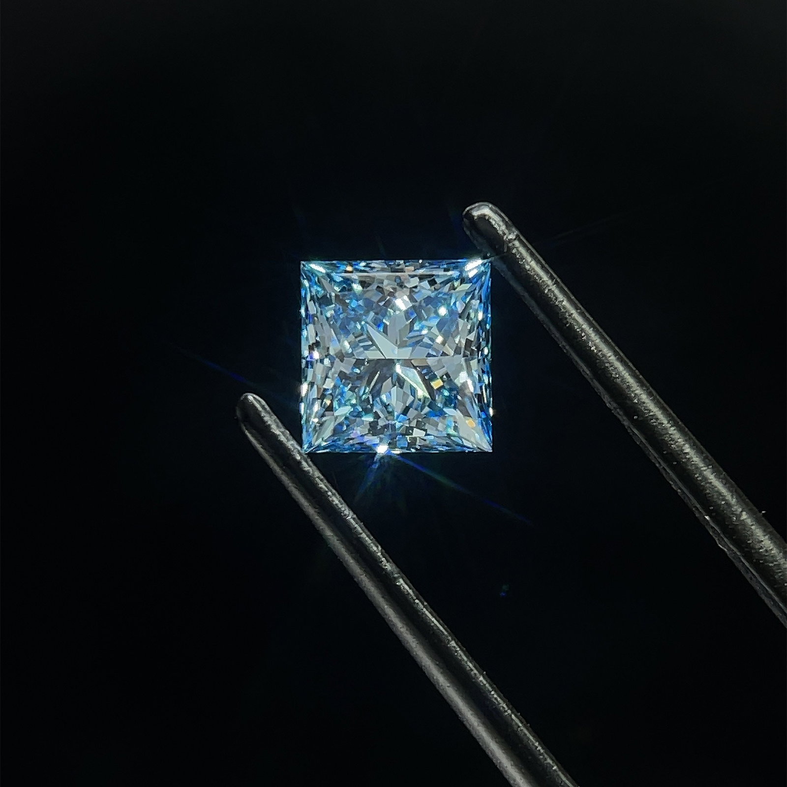 Loose Diamond - PRINCESS 1.19ct Blue VS1: Loose Diamond - PRINCESS 1.19ct Blue VS1 Source: This is a real non-mined Diamond that has been grown in a lab Shape: PRINCESS Carats: 1.19 Color: Blue Certification: NONE PLEASE NOTE: Framed, Large,
