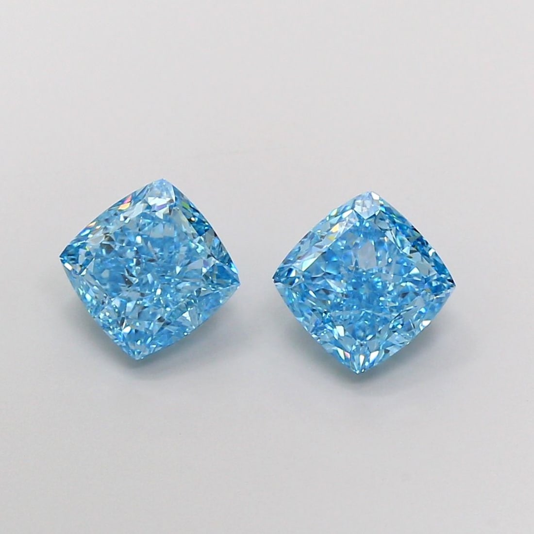 Loose Diamond - CUSHION MODIFIED 2.09ct Fancy Vivid Blue VVS2: Loose Diamond - CUSHION MODIFIED 2.09ct Fancy Vivid Blue VVS2 Source: This is a real non-mined Diamond that has been grown in a lab Shape: CUSHION MODIFIED Carats: 2.09 Color: Fancy Vivid Blue