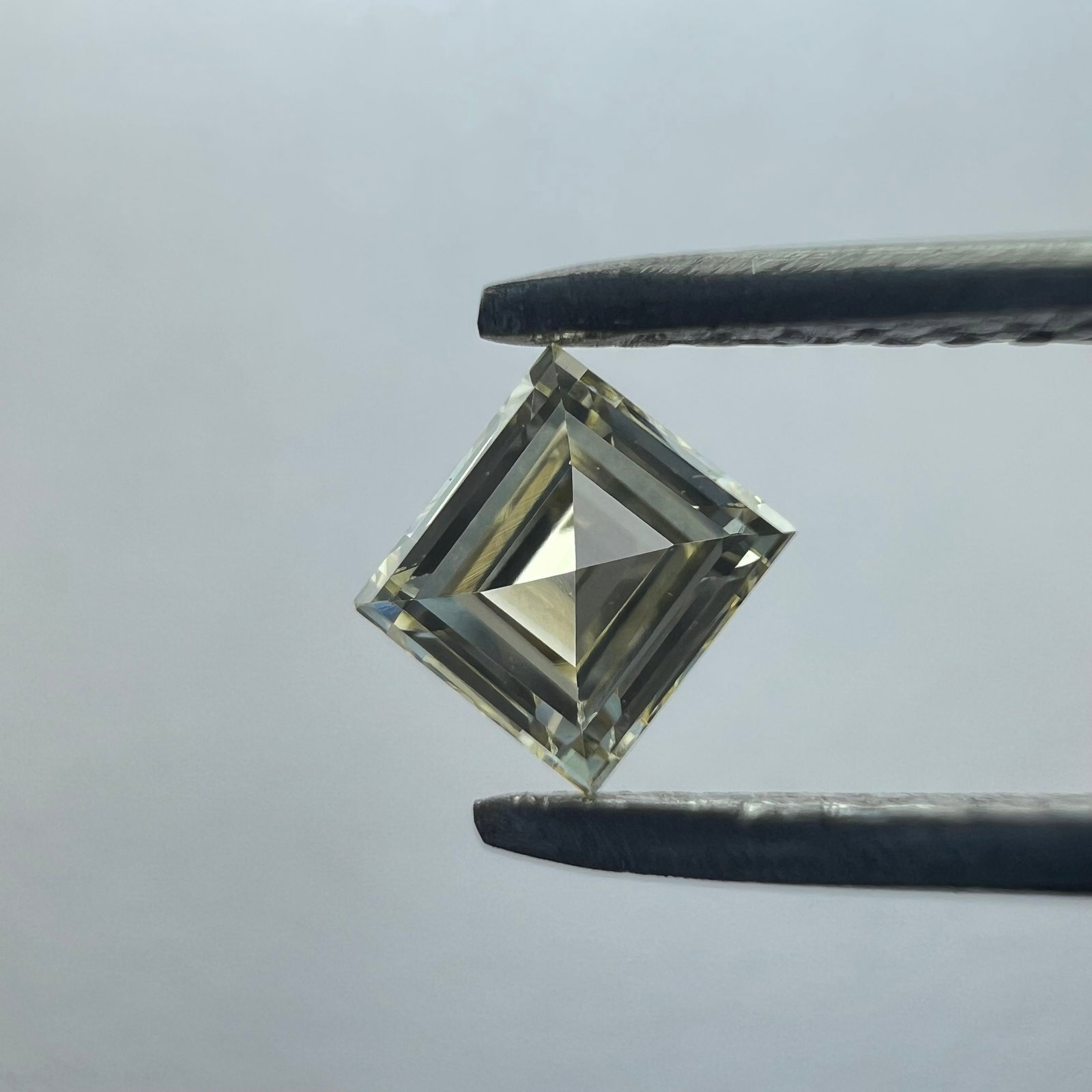 Loose Diamond - SQUARE 0.27ct Yellow VVS2: Loose Diamond - SQUARE 0.27ct Yellow VVS2 Source: This is a real non-mined Diamond that has been grown in a lab Shape: SQUARE Carats: 0.27 Color: Yellow Certification: NONE PLEASE NOTE: Framed,