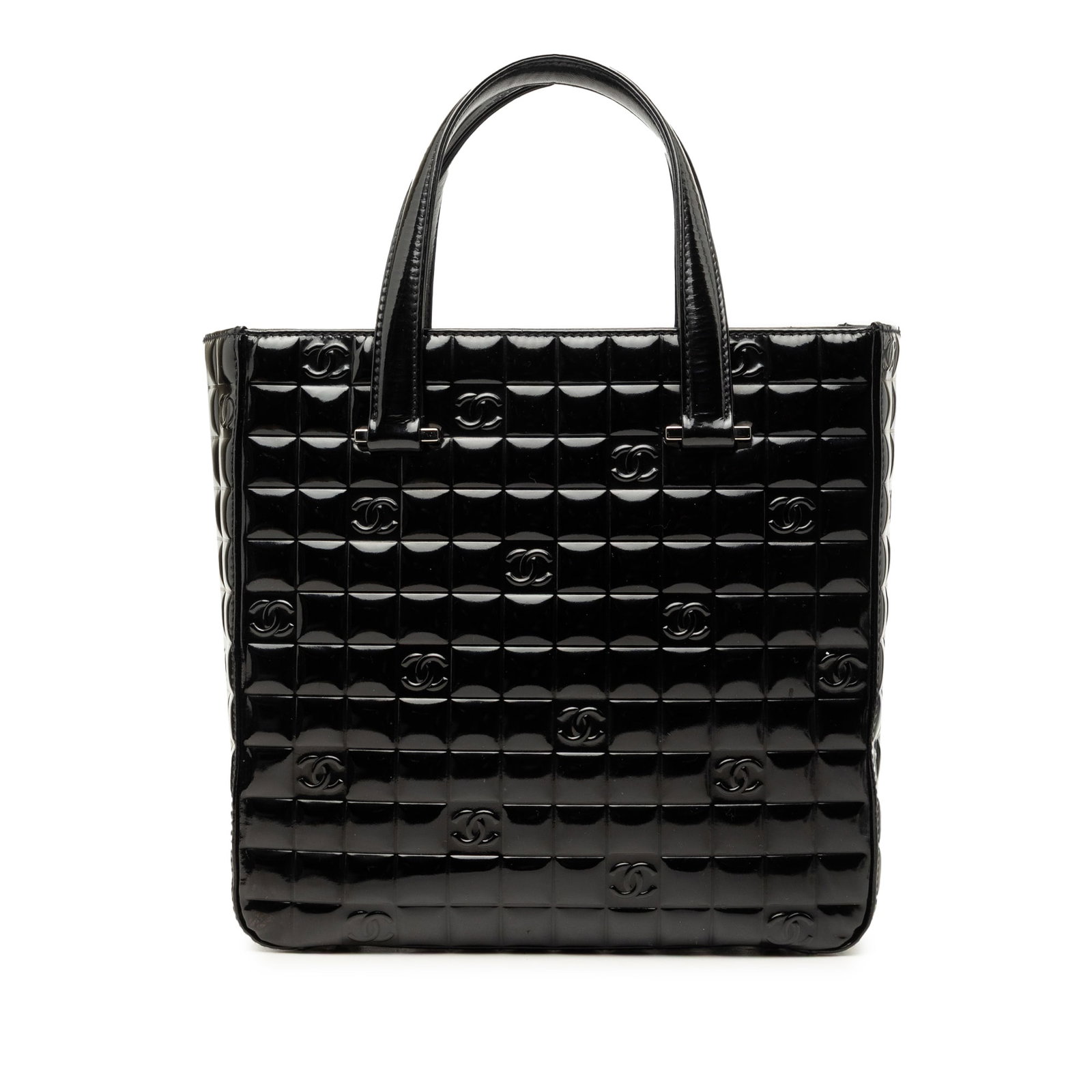 Chanel CC Chocolate Bar Black Patent Leather Tote Bag: Chanel CC Chocolate Bar Black Patent Leather Tote Bag Chanel CC Chocolate Bar patent tote in black patent leather with flat leather straps, an open top, and interior zip pockets. Made in Italy. Condit