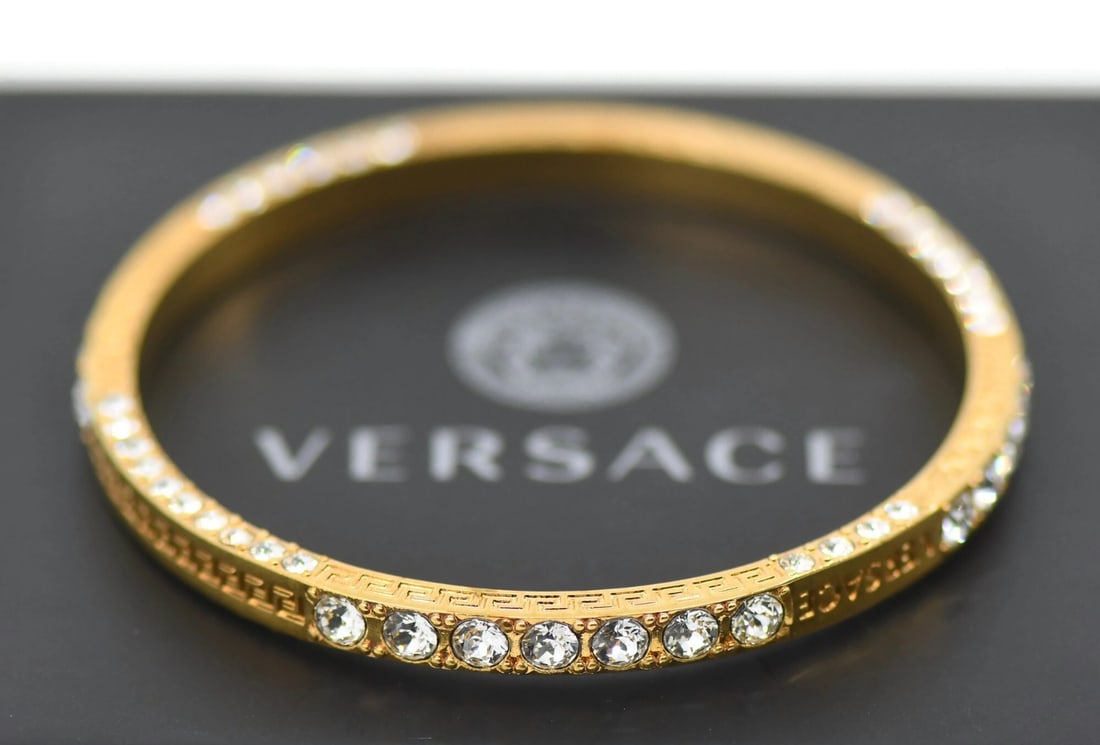 Versace 6mm Gold Plated Bangle Bracelet 8 Inch Wrist 27g: Versace 6mm Gold Plated Bangle Bracelet 8 Inch Wrist 27g This Versace bracelet is a gold-plated bangle featuring a width of 6mm. It has a wrist size of 8 inches and weighs 27 grams. The bracelet is pr