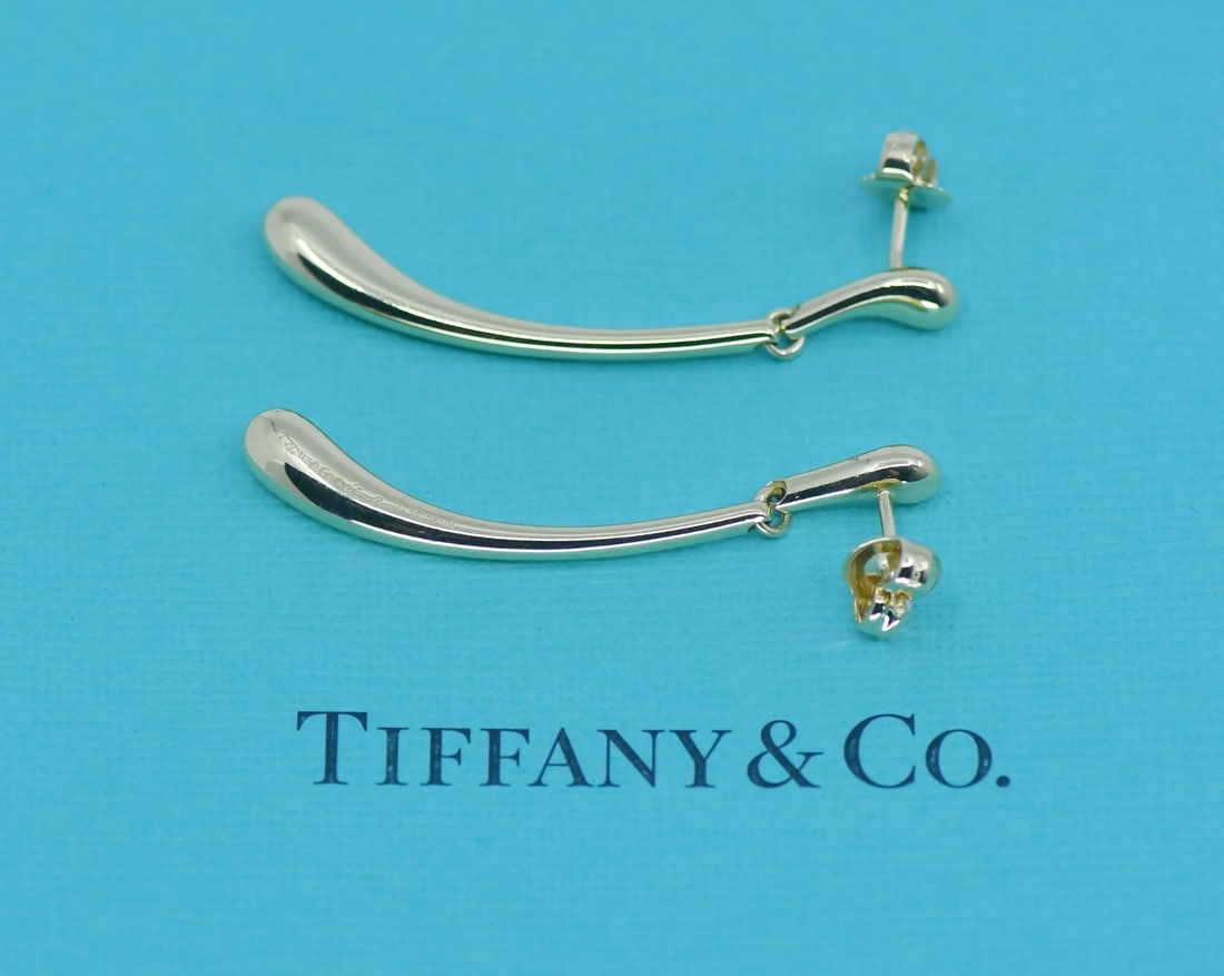 Tiffany & Co Elsa Peretti 18K Yellow Gold Teardrop Drop Earrings: Tiffany & Co Elsa Peretti 18K Yellow Gold Teardrop Drop Earrings Elegant Tiffany & Co. Elsa Peretti Teardrop earrings crafted in 18k yellow gold. This pre-owned pair features a classic dangle/drop des