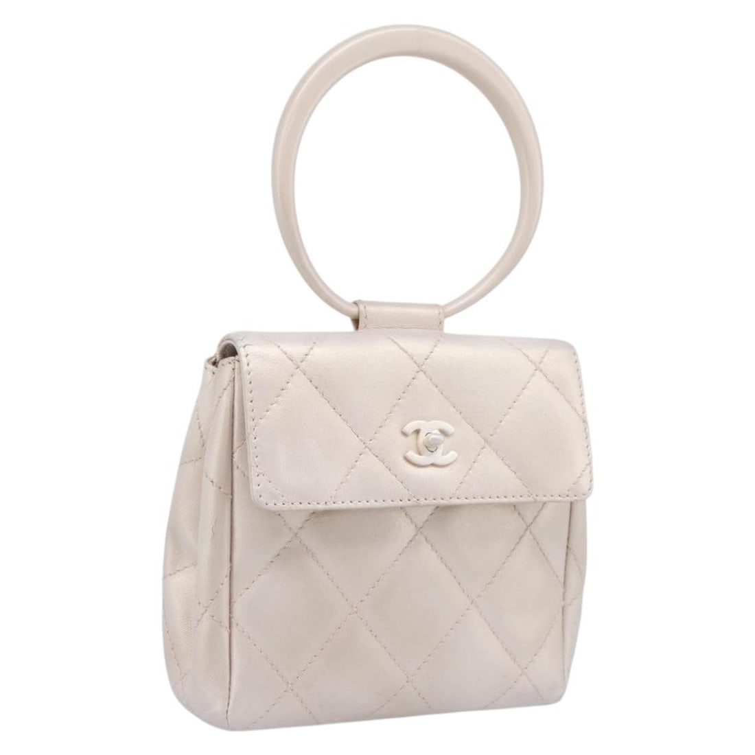 CHANEL Matelasse Leather Handbag White with Guarantee Card: CHANEL Matelasse Leather Handbag White with Guarantee Card Compact Chanel Matelasse handbag in white leather with CC detailing. This women's handbag includes a guarantee card and has been repainted by