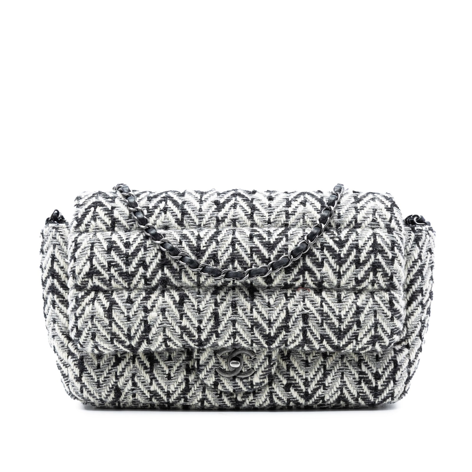 Chanel CC Herringbone Tweed Shoulder Flap Bag with Chain Strap: Chanel CC Herringbone Tweed Shoulder Flap Bag with Chain Strap This Chanel CC Herringbone Tweed Flap shoulder bag features a tweed exterior complemented by a leather-woven chain strap. The bag is desi