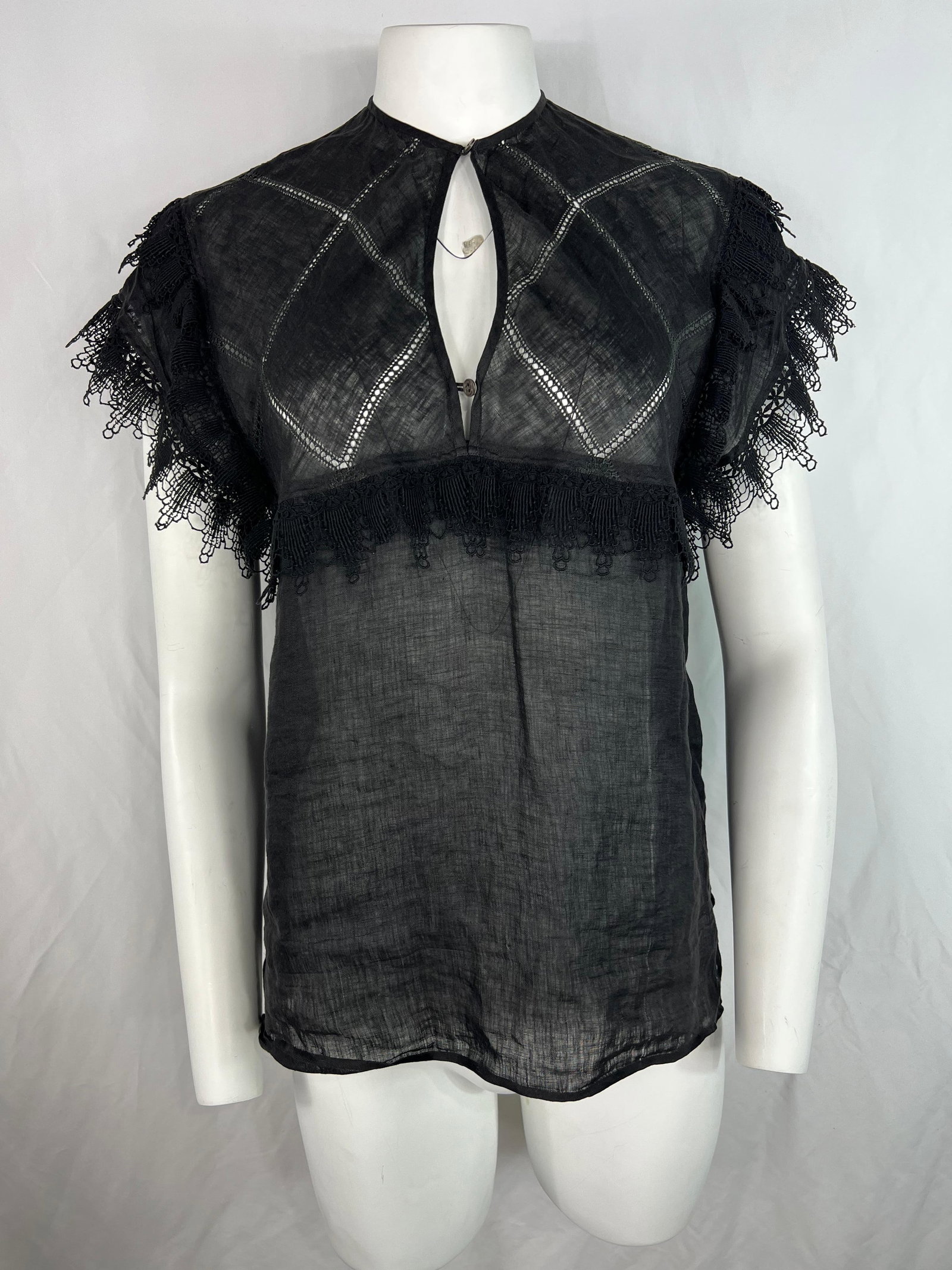 Gucci linen blouse in black with lace detail size 42: Gucci linen blouse in black with lace detail size 42 Vintage Gucci black linen top blouse in size 42 (EU), featuring short sleeves, two front button closures, and lace detail. The piece dates to the l