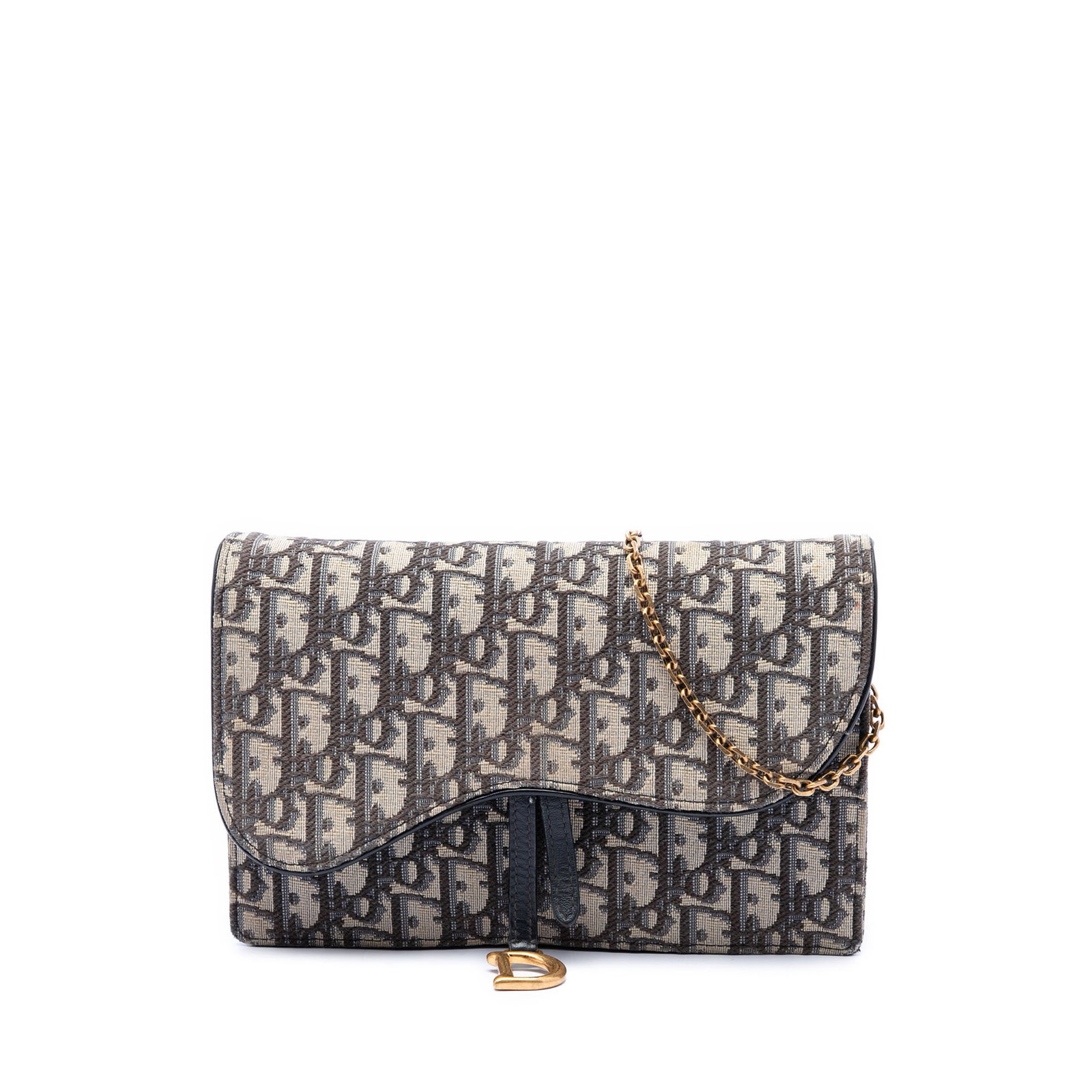 Dior Saddle Pouch Wallet on Chain in Blue Oblique Canvas: Dior Saddle Pouch Wallet on Chain in Blue Oblique Canvas A Dior Saddle pouch wallet on chain in blue Oblique canvas with a detachable gold tone chain strap. The design features a top flap with magneti