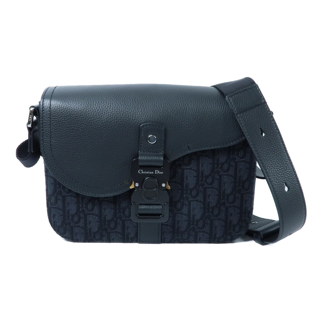 Dior 1ADP0049YKS-HOON CD Saddle Small Oblique Canvas Shoulder Bag: Dior 1ADP0049YKS-HOON CD Saddle Small Oblique Canvas Shoulder Bag Christian Dior CD Saddle small shoulder bag in black Oblique canvas with a flap design, an exterior magnetic pocket, and an interior o