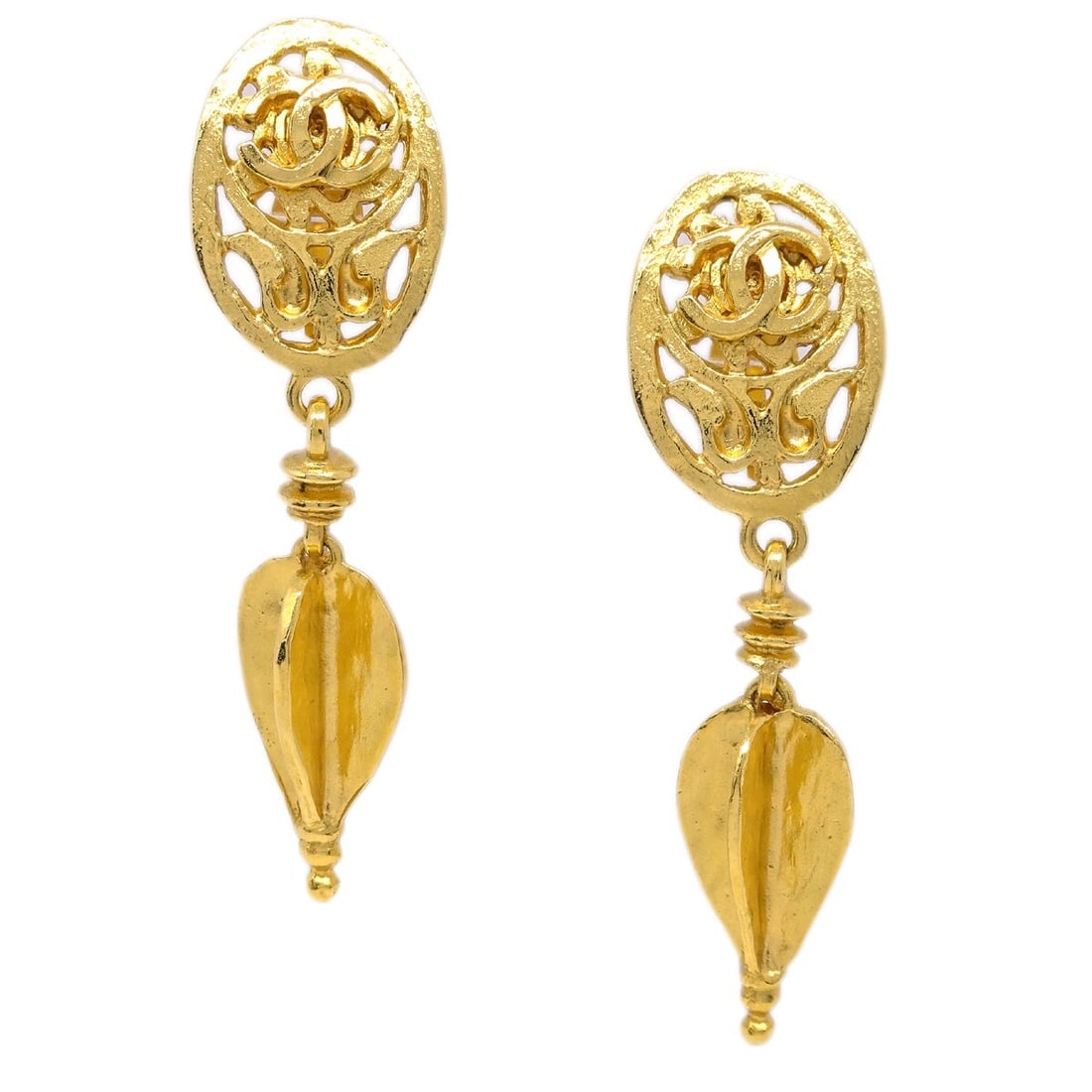 CHANEL 95A gold plated clip on dangle earrings: CHANEL 95A gold plated clip on dangle earrings Clip-on Chanel dangle earrings in gold-plated metal with a long drop silhouette. Marked 95A, this pair was made in France and is presented in very good c