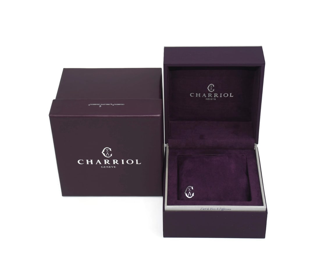 Charriol Single Watch Presentation Box 5X5X4 Inches: Charriol Single Watch Presentation Box 5X5X4 Inches Pre-owned Charriol presentation box designed to hold a single watch. A practical storage and display piece for a Charriol timepiece. Specifications 