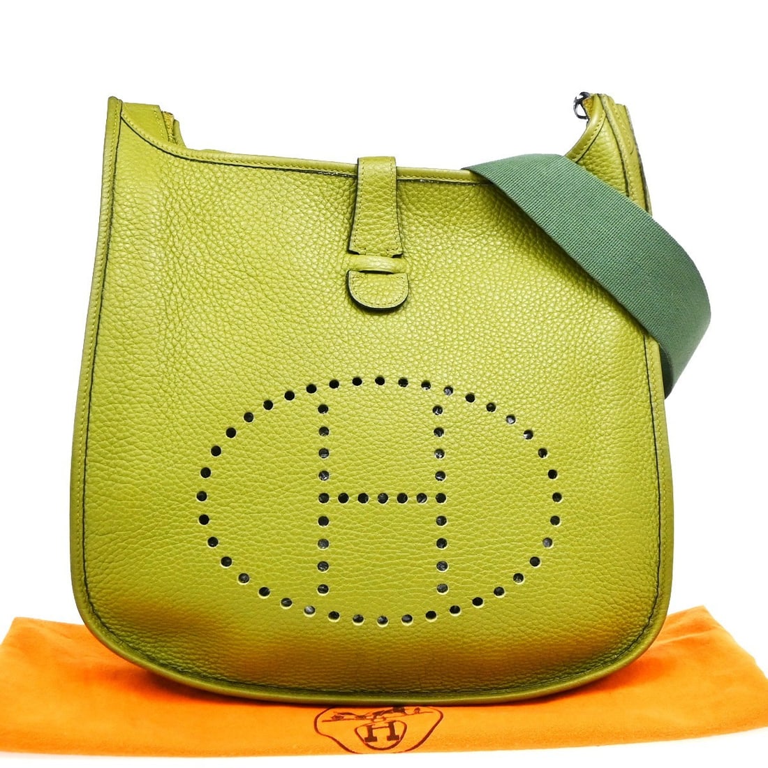 Hermes Evelyne Gen II green leather shoulder bag: Hermes Evelyne Gen II green leather shoulder bag Hermes Evelyne Bag Gen II in green leather. This women's shoulder bag is made in France and remains in very good condition, showing light scuffs, light