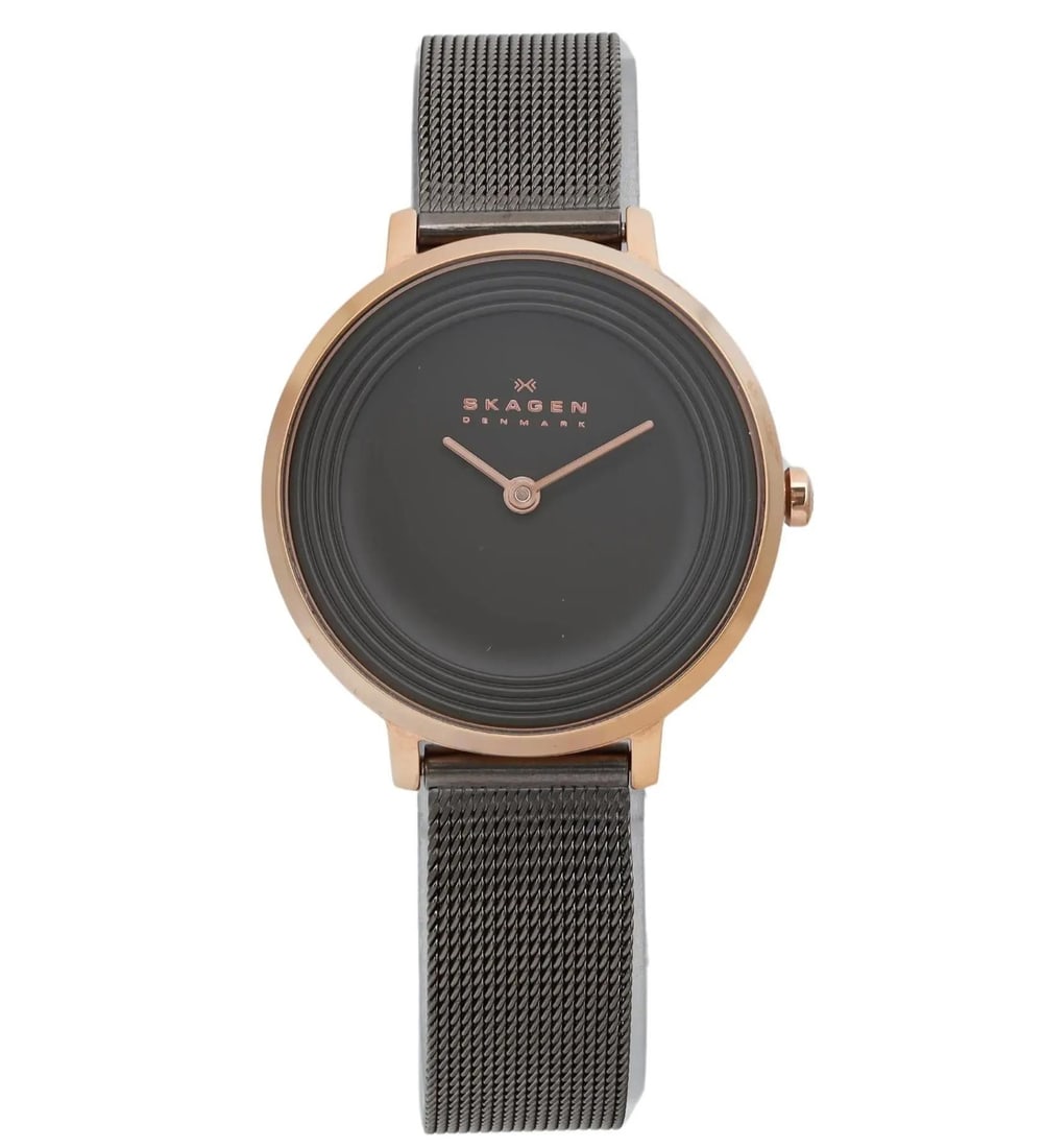 Skagen Ditte 30mm Rose Gold Tone Quartz Ladies Watch SKW2277: Skagen Ditte 30mm Rose Gold Tone Quartz Ladies Watch SKW2277 The Skagen Ditte 30mm Wristwatch is a stylish and casual timepiece designed for ladies. It features a sleek gray dial with a minimalist des