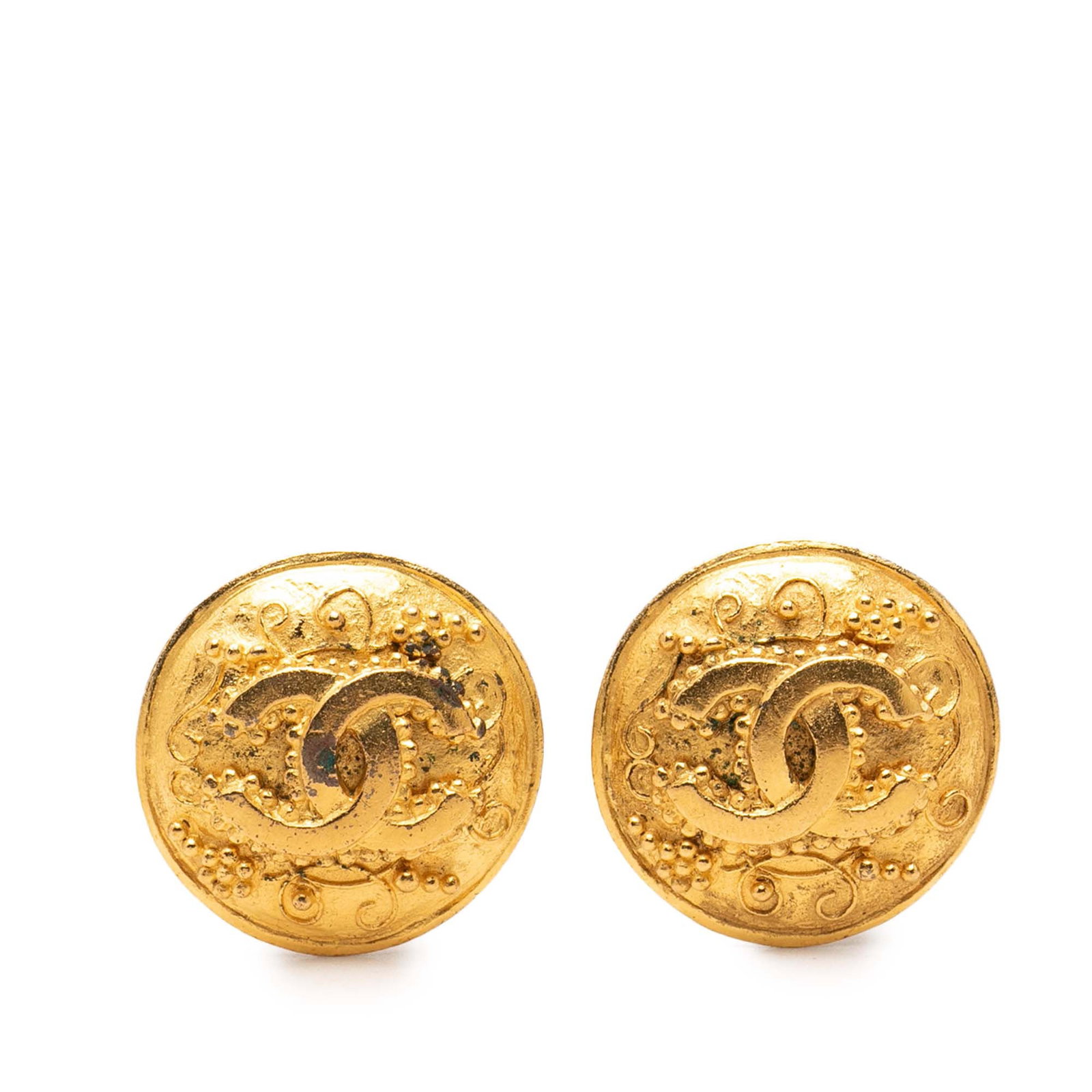 Chanel Grapevine CC Round Clip On Earrings Gold Plated Metal: Chanel Grapevine CC Round Clip On Earrings Gold Plated Metal Gold plated metal clip-on earrings in a round grapevine design. Made in France, these costume earrings are finished in gold color and measu