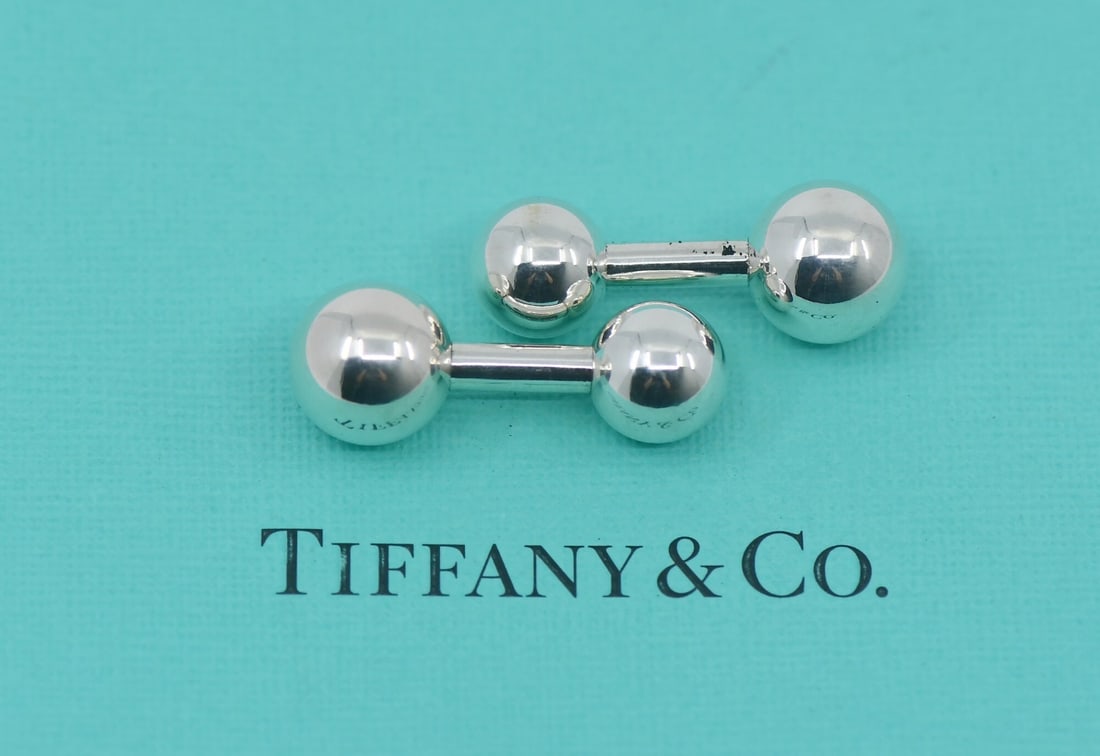 Men's Sterling Silver Cufflinks Tiffany & Co Italy: Men's Sterling Silver Cufflinks Tiffany & Co Italy A pair of Tiffany & Co. sterling silver cufflinks for men, crafted in Italy. This pre-owned set includes a pouch. Specifications Brand: Tiffany & Co.