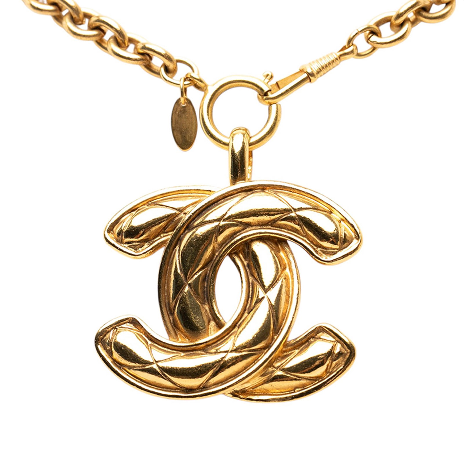 Chanel CC quilted pendant necklace gold plated metal: Chanel CC quilted pendant necklace gold plated metal Chanel CC quilted pendant necklace in gold tone metal with a spring ring closure. Made in France, this costume jewelry piece has a classic Chanel l