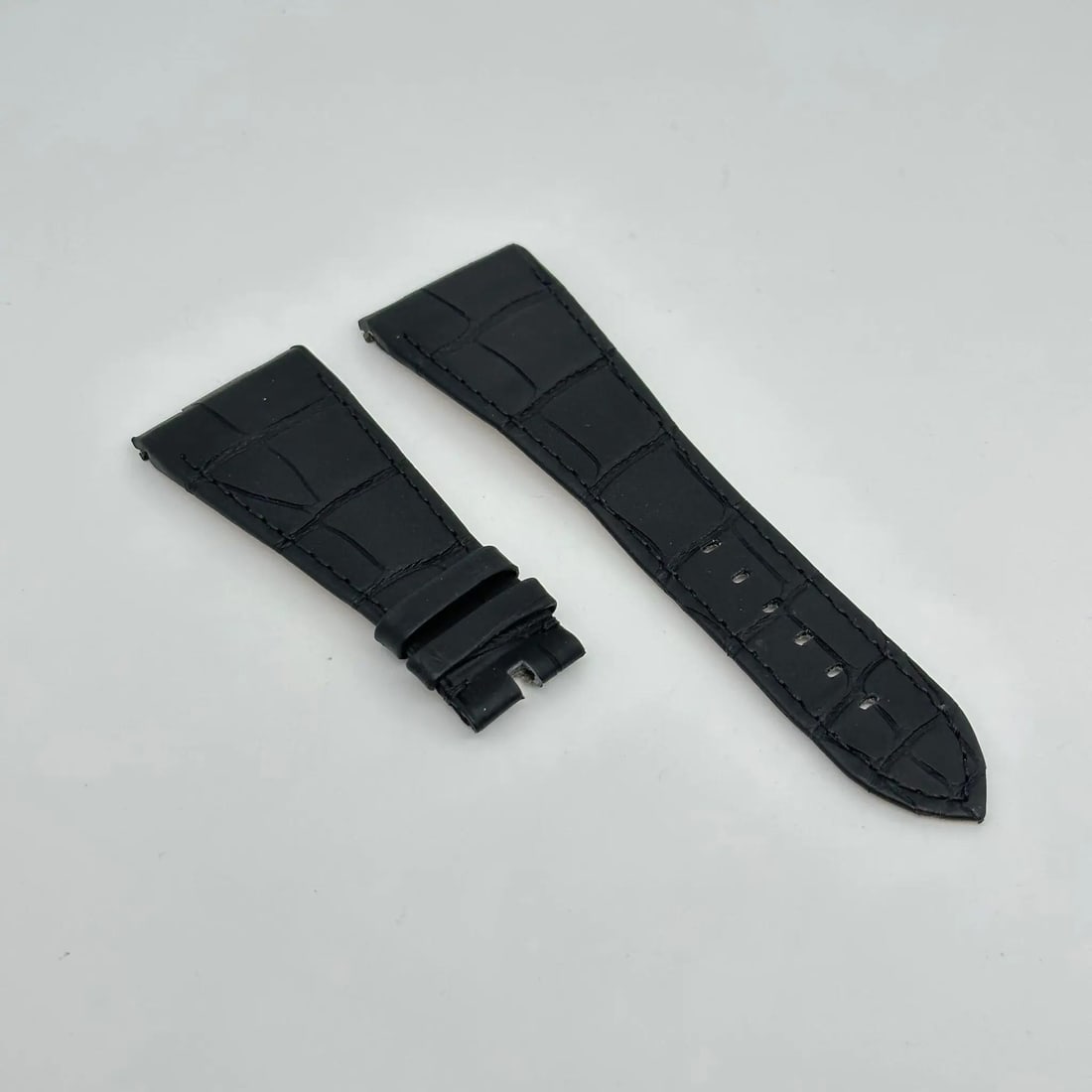 Bvlgari Black Alligator Bund Strap 30mm X 20mm 100% Authentic: Bvlgari Black Alligator Bund Strap 30mm X 20mm 100% Authentic Elevate your timepiece with this luxurious Bvlgari Black Alligator Strap, designed specifically for Bvlgari wristwatches. This bund strap 
