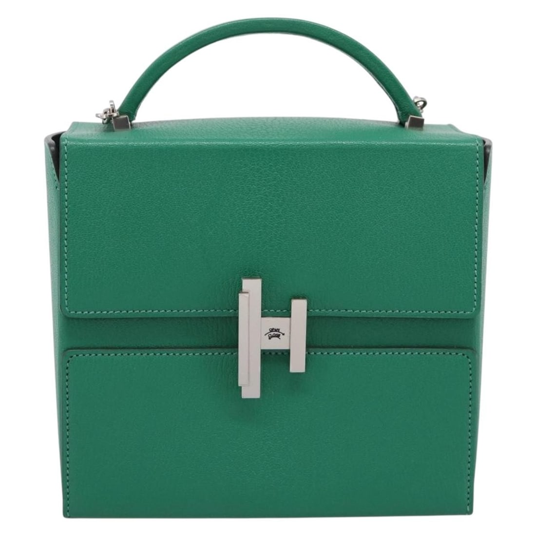 Hermes Cinhetic Top Handle Green Chevre Mysore Bag: Hermes Cinhetic Top Handle Green Chevre Mysore Bag Hermes Cinhetic Top Handle bag in green leather with a structured silhouette and top handle design. Made in France, this piece is presented in very g