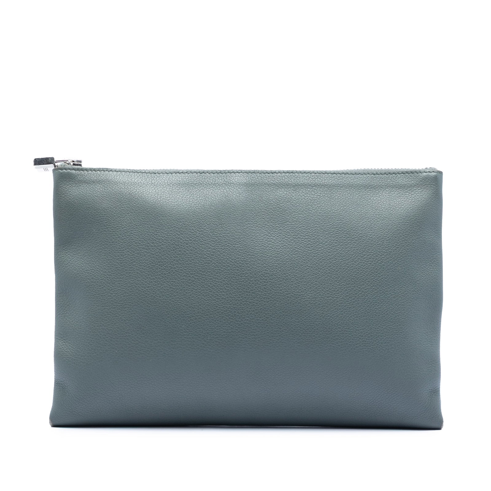 Hermes Atout 26 Clutch in Evercolor Gray Leather with Top Zip: Hermes Atout 26 Clutch in Evercolor Gray Leather with Top Zip This Hermes Evercolor Atout Pouch 26 is crafted from Evercolor leather in gray and features a sleek top zip closure. The pouch shows signs